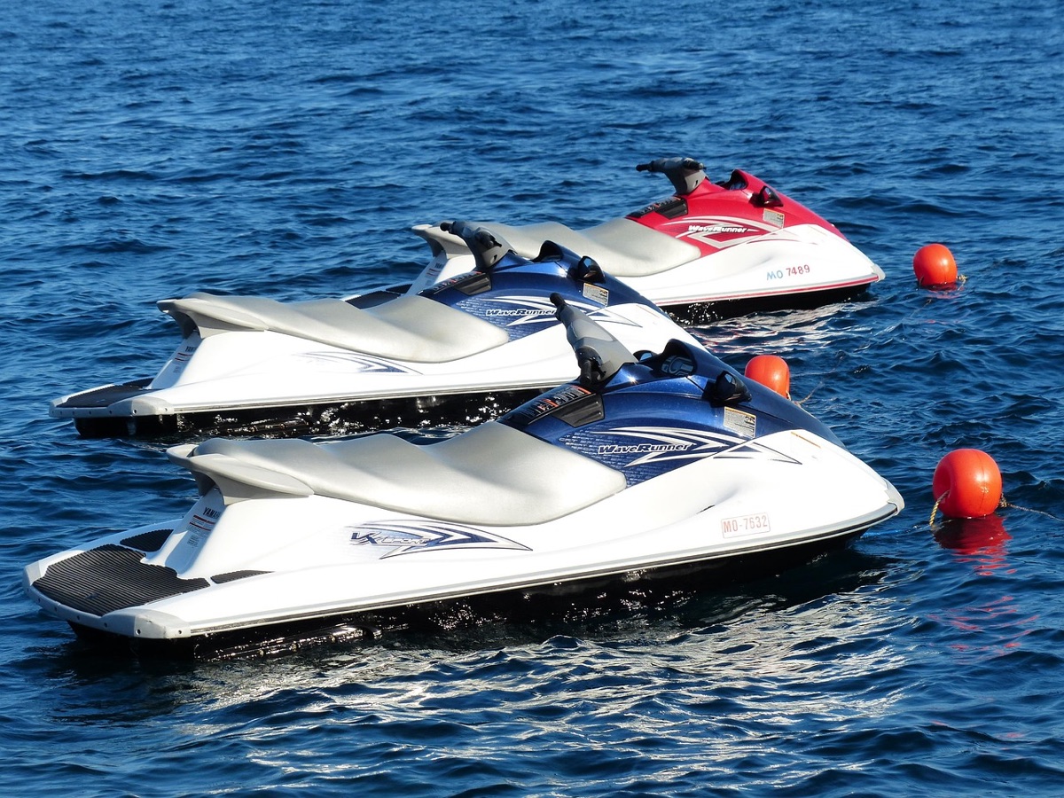 Trois jet-skis amarrés sur une mer bleue