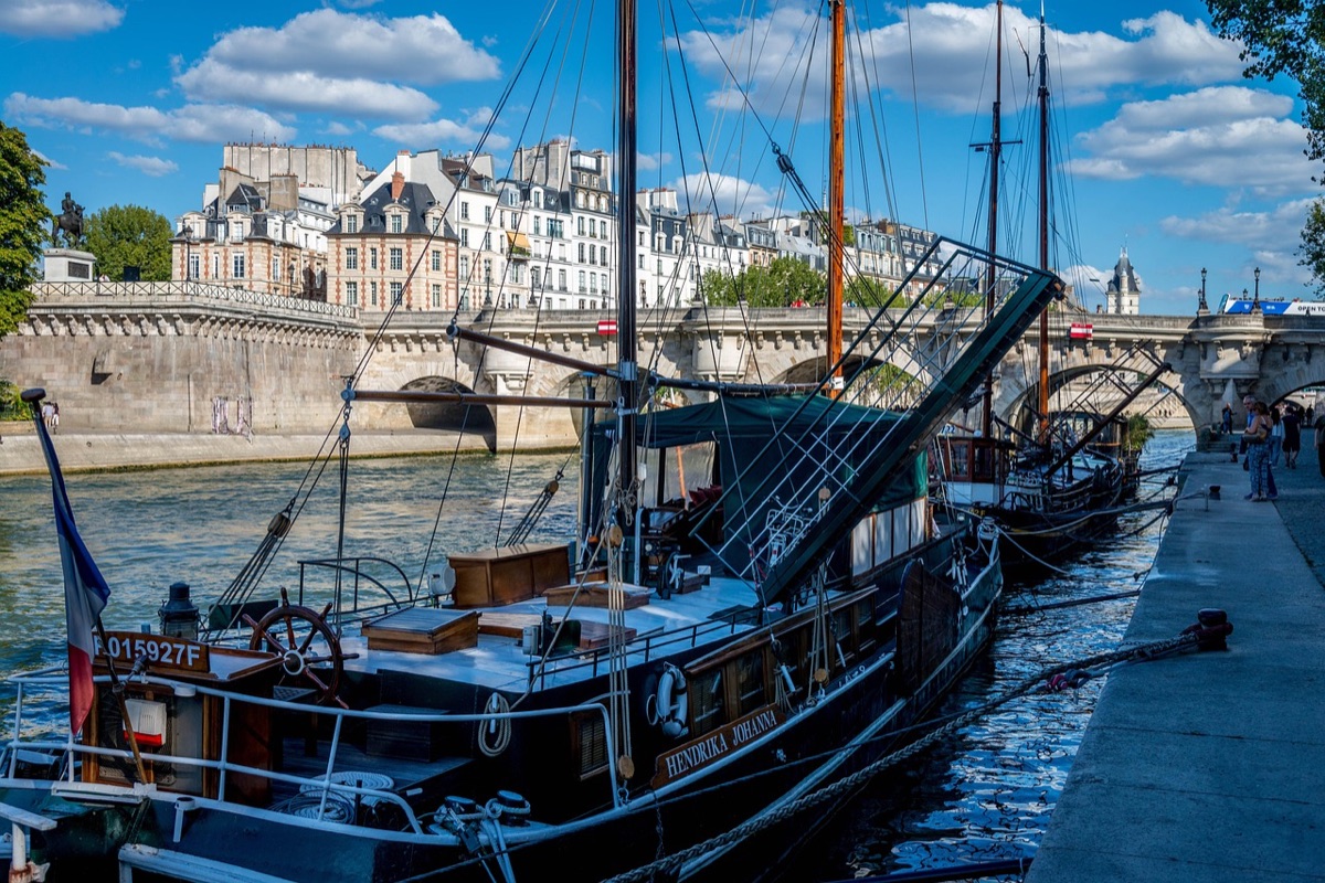 Péniche traditionnelle amarrée sur la Seine à Paris